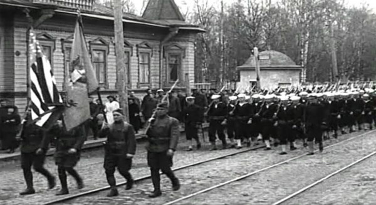 Американские интервенты маршируют в Архангельске, 1918