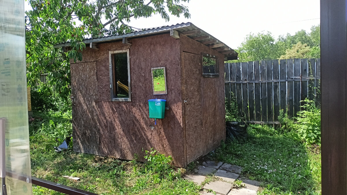 Дверь слева это вход в дровяник.