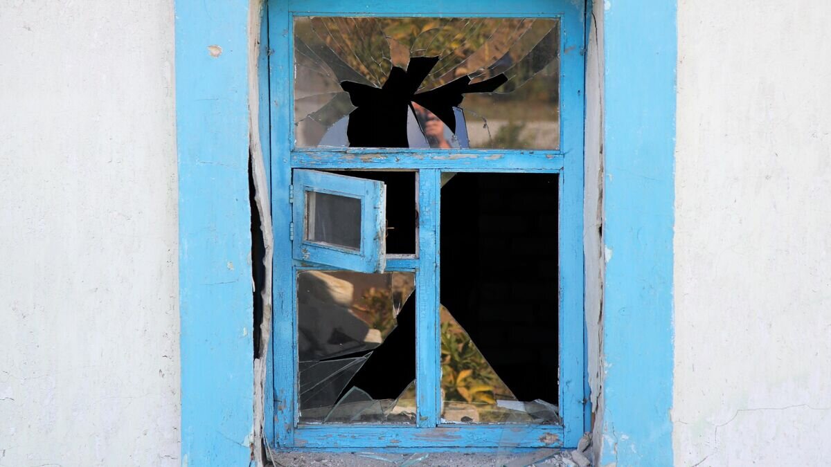    Окно, поврежденное в результате артобстрела украинскими силовикам поселка Яковлевка в Донецкой области© РИА Новости / Сергей Аверин