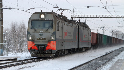 Поезда на Транссибе на фоне заснеженного леса. Перегон Шумково - Лёк Свердловской железной дороги. Декабрь 2021 года.