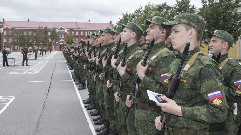 Распорядком дня в армии называется алгоритм определенных действий, который солдат обязан выполнять все время нахождения на службе на ежедневной основе.