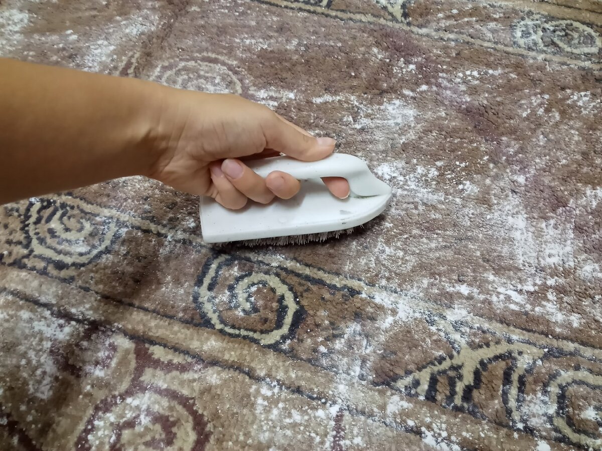 Хитрый способ почистить ковер сухим способом. Больше не нужно ...