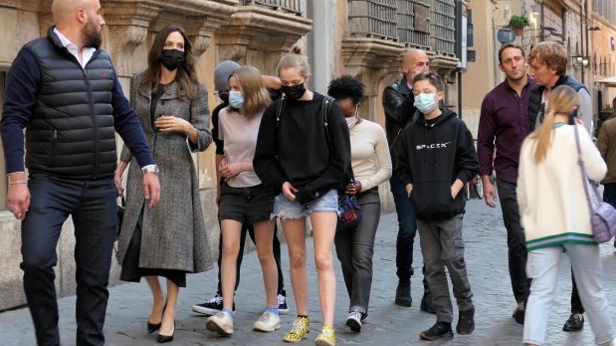    Анджелина Джоли с детьми