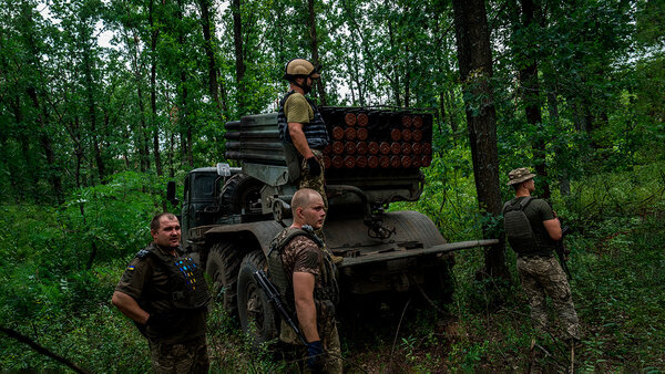 Украинский военнослужащий готовит к запуску реактивную систему залпового огня "Град" для стрельбы по российским позициям в Харьковской области, Украина, 12 августа 2022 года. Обложка © Getty Images / Wolfgang Schwan / Anadolu Agency