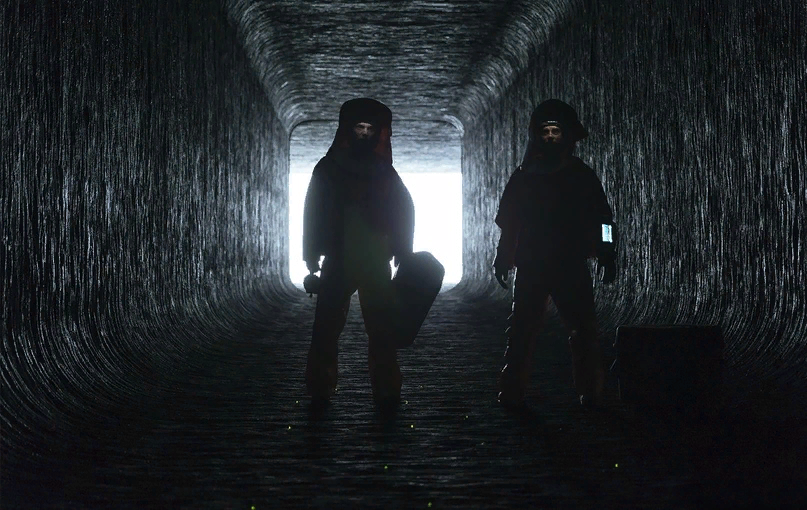 Исследователи ступают на борт инопланетного корабля, «Прибытие», 2016, — реж. Денис Вильнёв. 