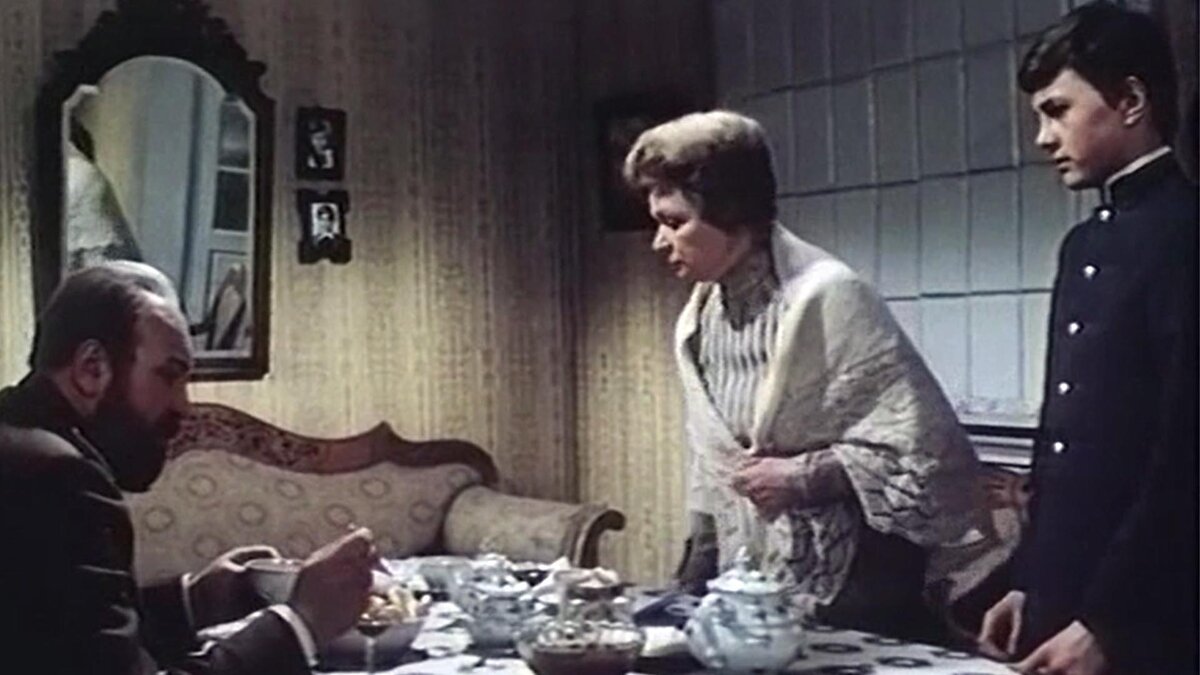 Кадр из фильма "Господин гимназист". Доктор Потанин (Алексей Петренко), Елена Ивановна (Нина Меньшикова), Игорь Ступин (Ян Пузыревский).
