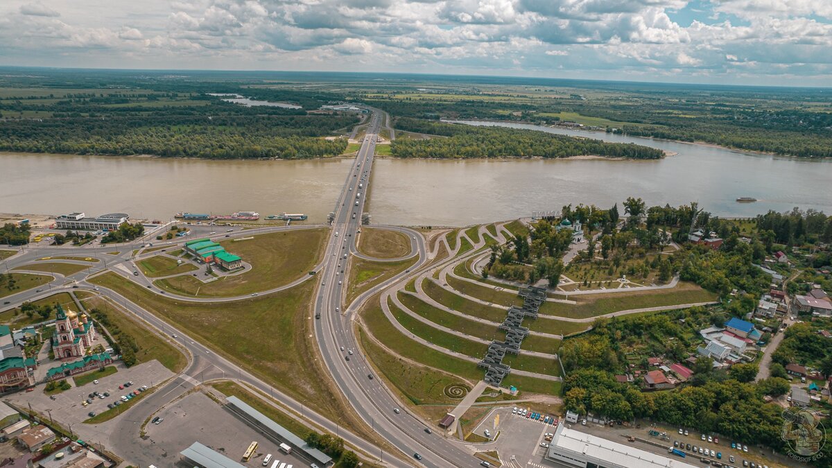 Панорама Барнаула на въезде в город (мост через Обь и Нагорный парк)