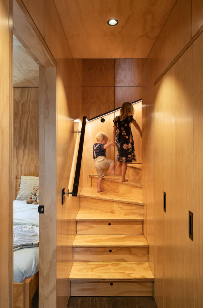 Компактный теплый дом 90 м² из СИП-панелей: фасады и кровля из кедровой ...