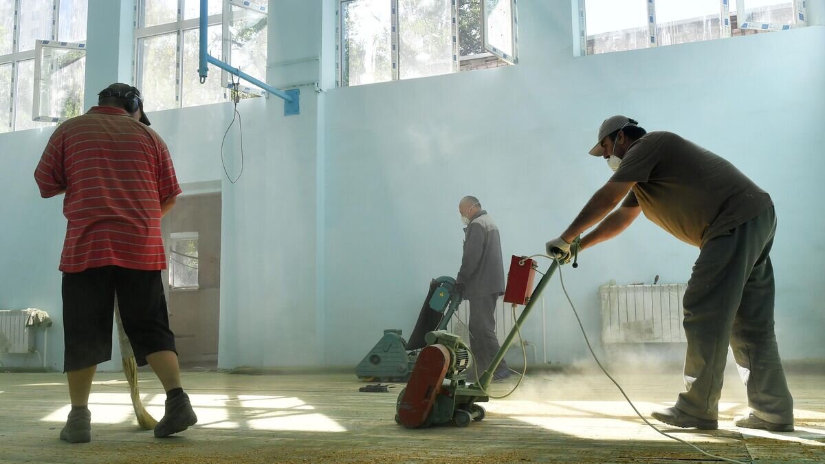    Рабочие российских госпредприятий "Мосводосток" и "СтройКом" проводят восстановительные работы в донецкой школе №5, пострадавшей после обстрелов© РИА Новости