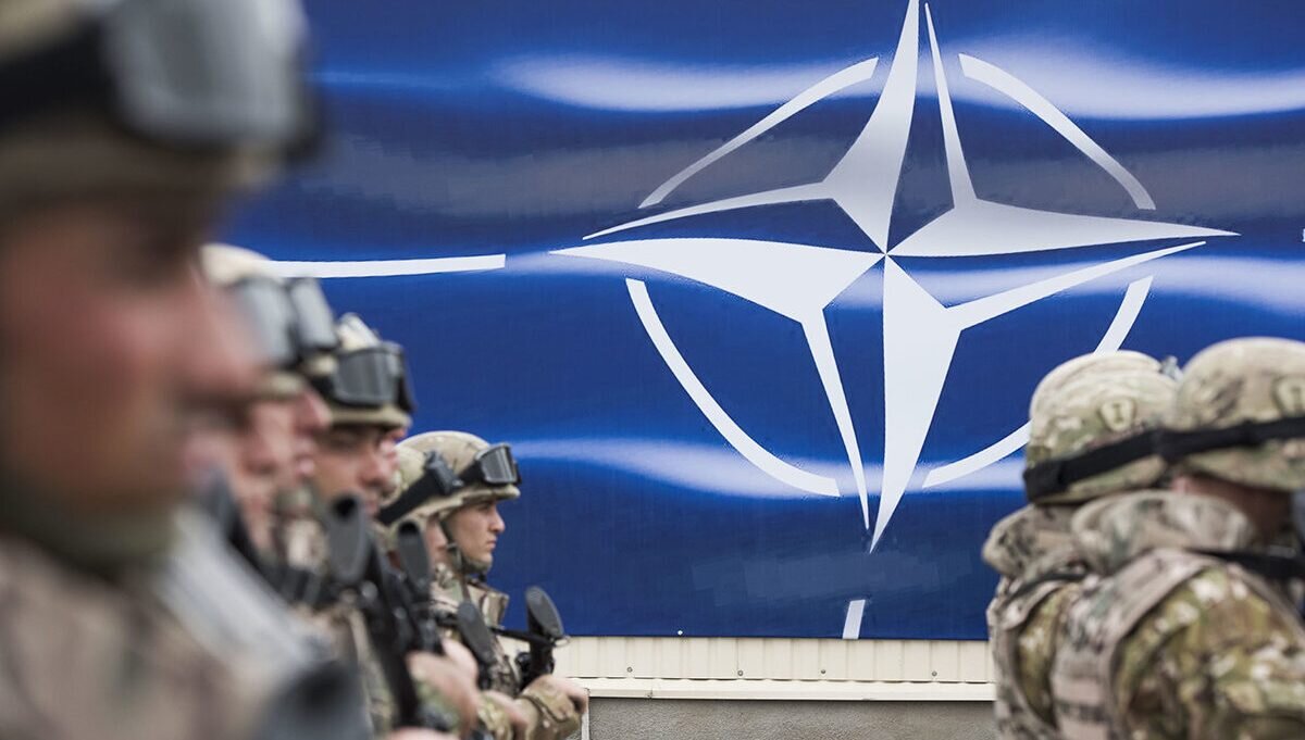 Военные и флаг НАТО. фото: картинки  яндекса.
