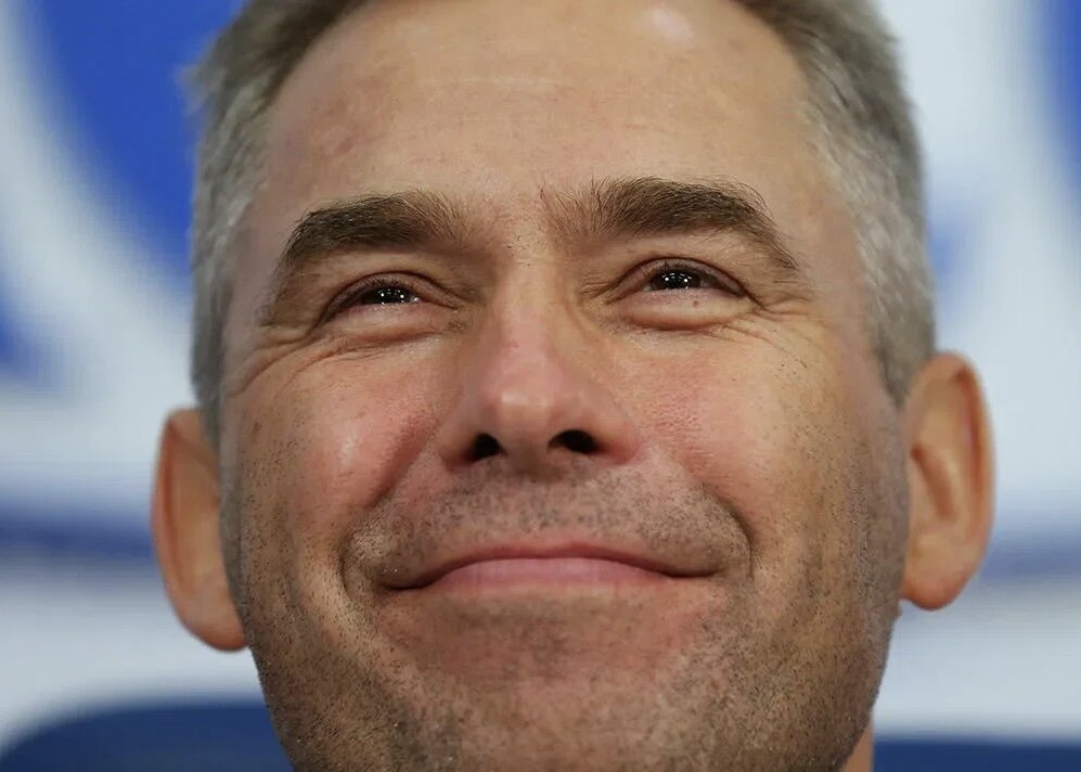 А вы знали, что за плечами у него остались школа, служба в погранвойсках и Высшая школа КГБ, в которую он поступил фактически из армии. Из КГБ Астахов ушел в тот момент, когда организация развалилась — в 1991 году.