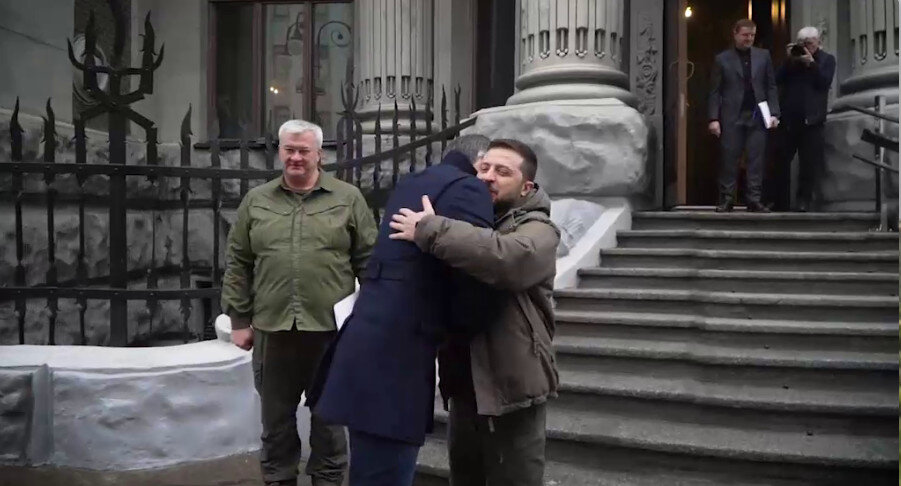 Если обнимается, значит... можно денег попросить! 