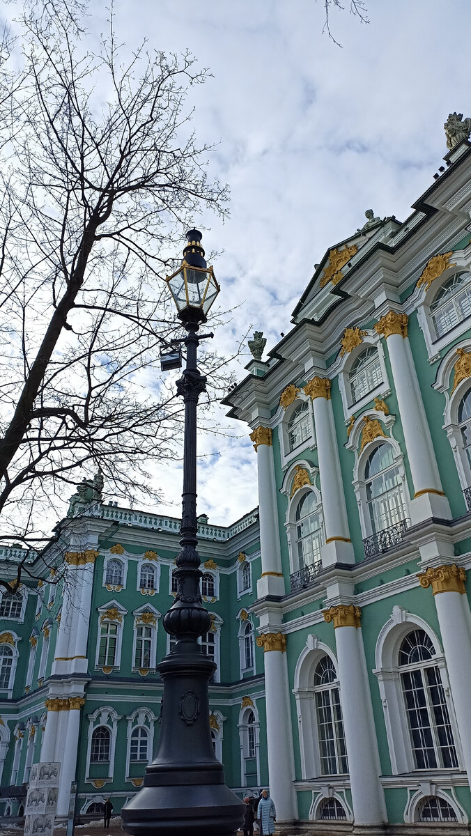 С улицы видно, как отличается высота потолков на третьем этаже Зимнего дворца. Здесь и далее - фото автора