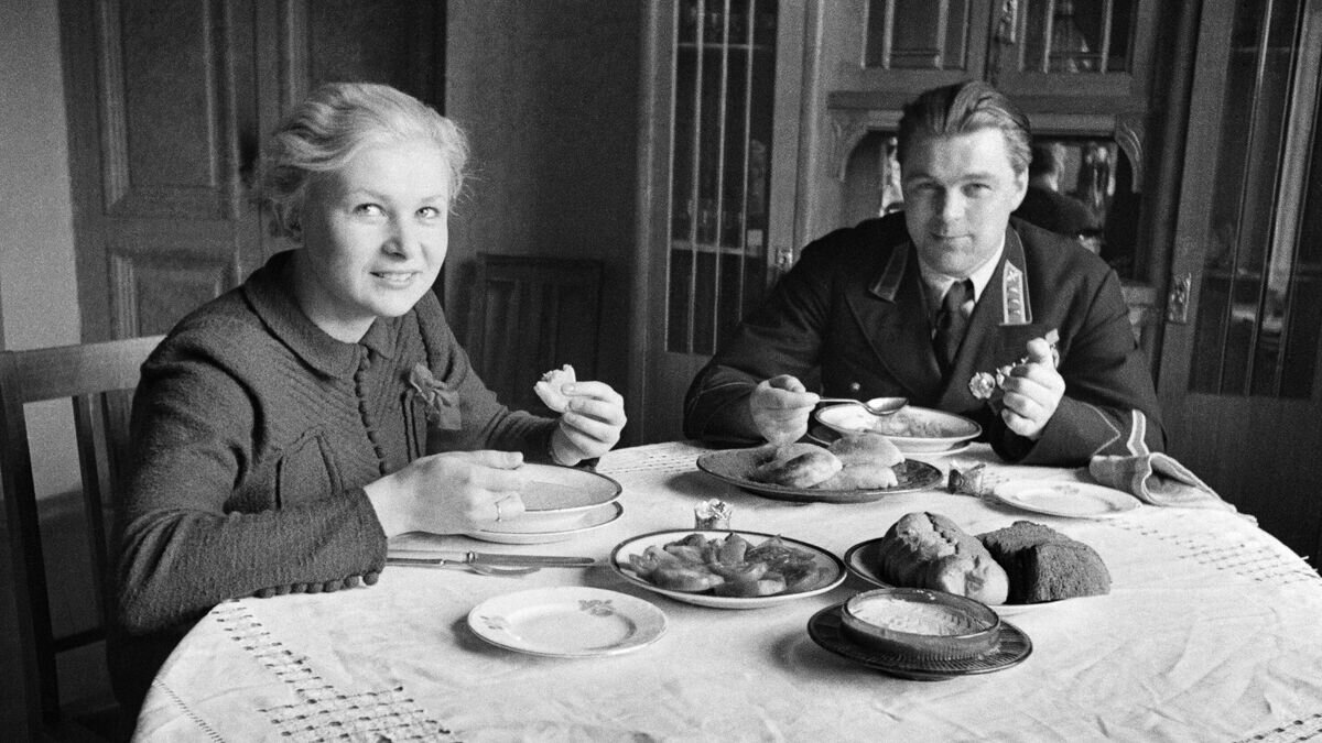    Советская актриса театра и кино Валентина Серова с мужем, летчиком-испытателем Анатолием Серовым, 1938 год© РИА Новости / Анатолий Гаранин