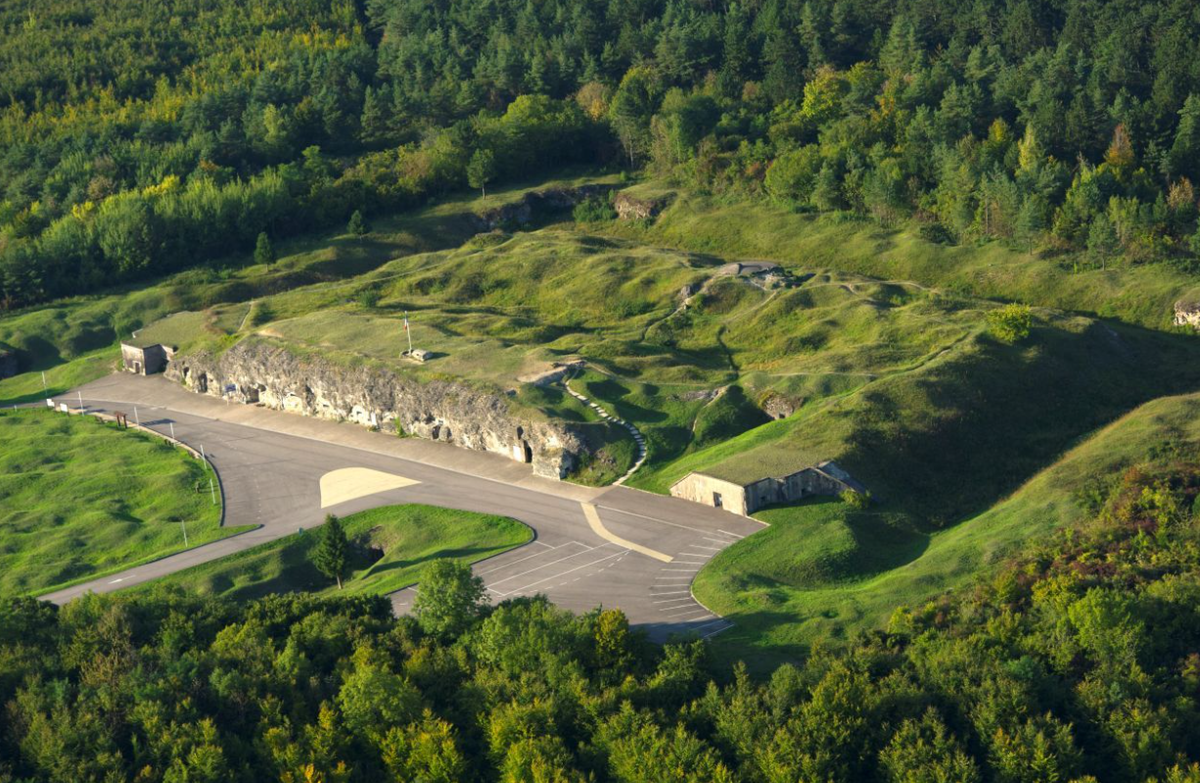 Верден. Fort Vaux Верден. Поля Вердена Франция. Поля Вердена сейчас. Поле воронок Верден.