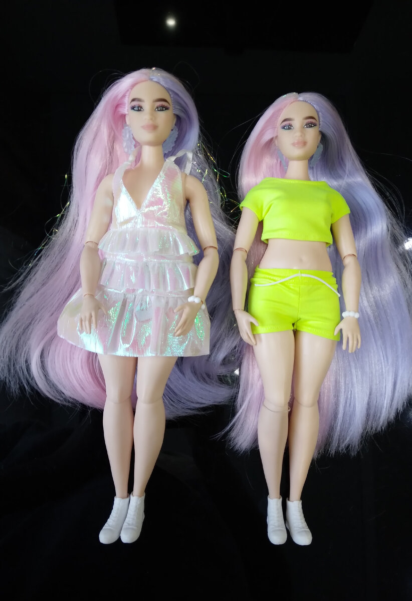 Две красавицы : Харуко и Кумико   напоминают мне близняшек из книги "Рождество овцы " Харуки Мураками .