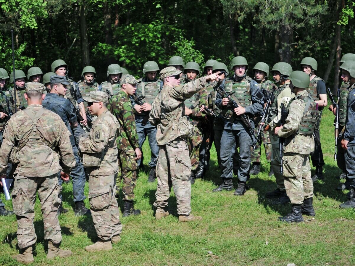    Украинские и американские военные во время совместных учений Fearless Guardian - 2015 на Яворивском полигоне.© РИА Новости