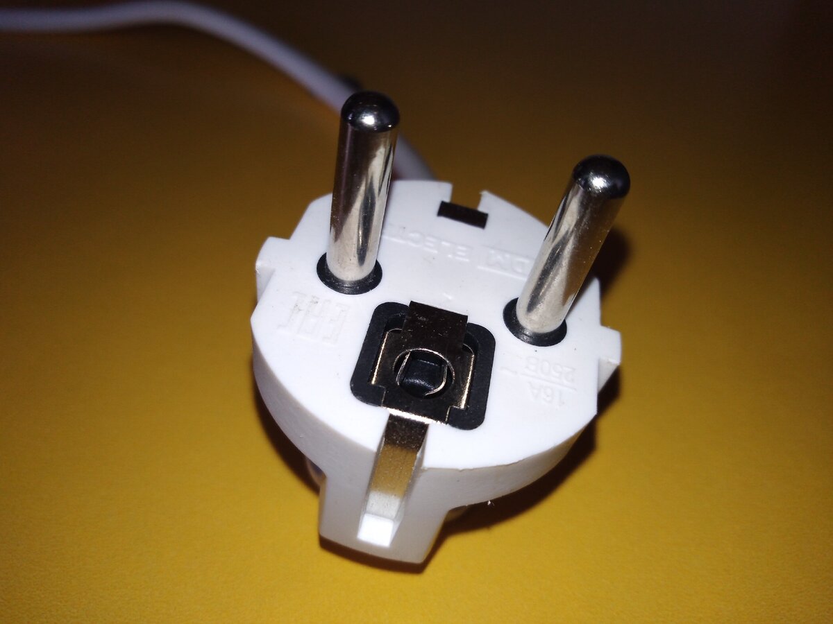 Вилка сетевого шнура с заземляющими контактами  (Но нередко, шнуры питания не имеют заземляющих контактов) 
