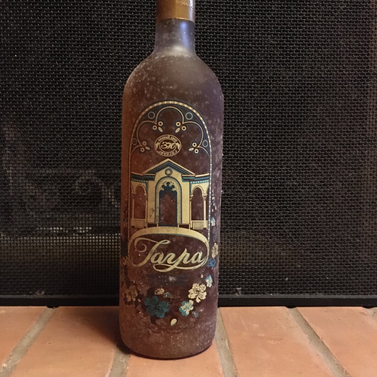 Сравнительно недорогое вино, выдержанное в погребе 10 лет, радует нотками.