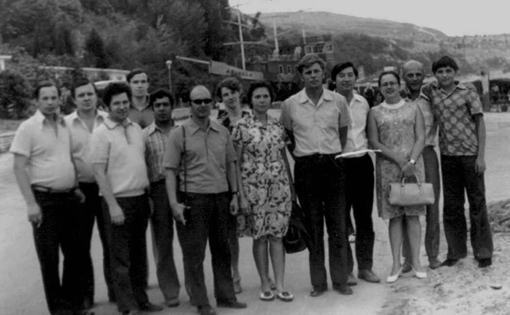Советские специалисты в Болгарии. Третий слева - наш босс Куракин. Фото из личного архива.