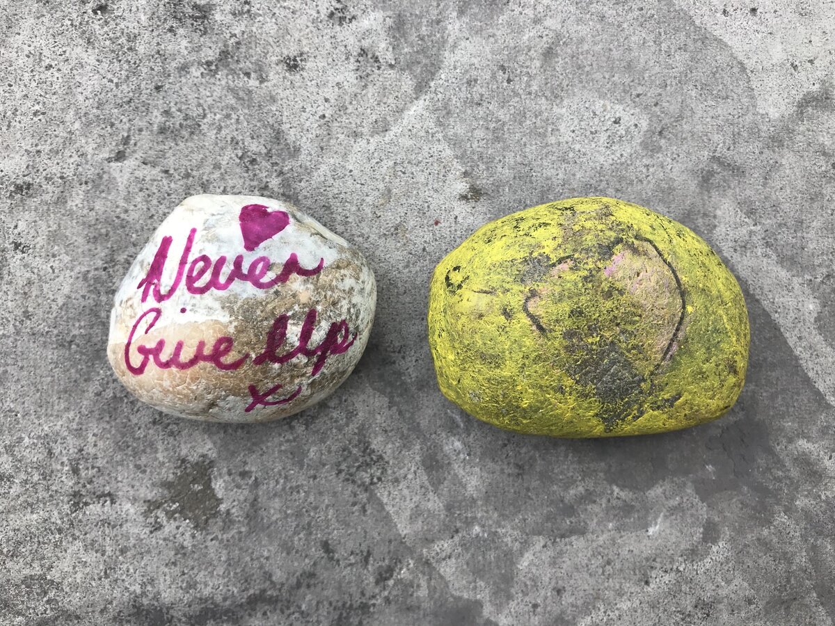 Слева - первый найденный камень. Написано на нем «Никогда не сдавайся». Справа - камень, найденный на днях в местном парке в Винчестере. Видимо было нарисовано сердце. 