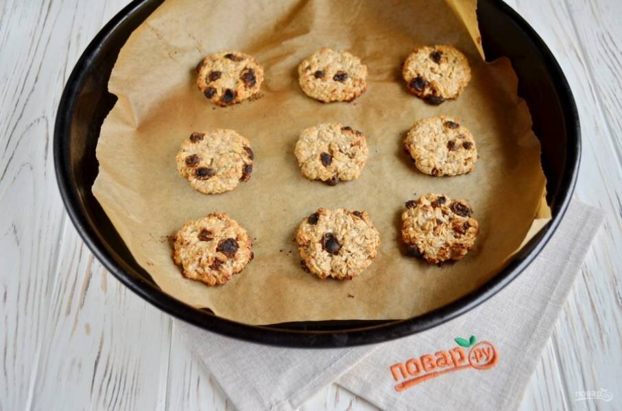 ОВСЯНОЕ ПЕЧЕНЬЕ ДЛЯ ПОХУДАНИЯ

Шаг 1

Подготовьте продукты и приступим!

Шаг 2

Отмерьте овсянки 150 г, если нет весов, то это примерно 2 стакана объемом 200 г. Залейте ее теплым кефиром и оставьте на 40 минут.

Шаг 3

Добавьте мед, перемешайте. Изюм залейте кипятком, через 5 минут отцедите воду.

Шаг 4

Когда овсянка с кефиром настоялась, добавьте к ним изюм, корицу. Перемешайте.

Шаг 5

Набирайте по столовой ложке овсянки и мокрыми руками скатывайте шарики.

Шаг 6

Придайте шарикам форму печенья. Выложите на пекарскую бумагу и отправьте в духовку на 25 минут, температура 180 градусов.

Шаг 7

Печенье готово, оно легко снимается с бумаги, не прилипает. Остудите его полностью. Приятного!