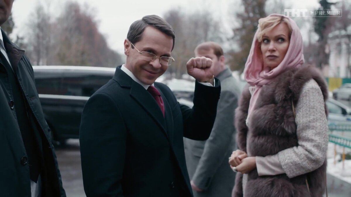 кадр из сериала. Павел Деревянко в роли чиновника