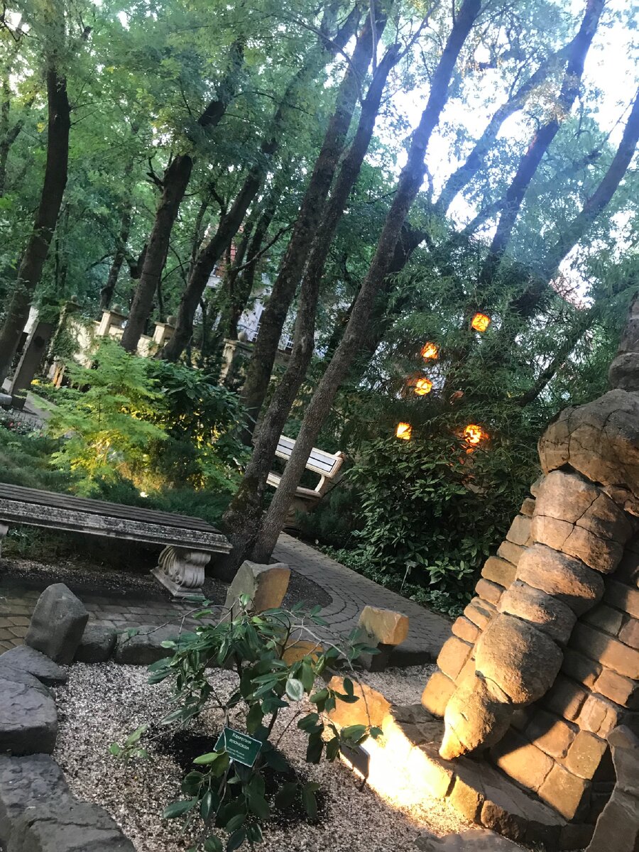 Двери откроются, когда вы сделаете шаг в пропасть. А если стоять и ждать, пока появится классная возможность, ничего не произойдёт.