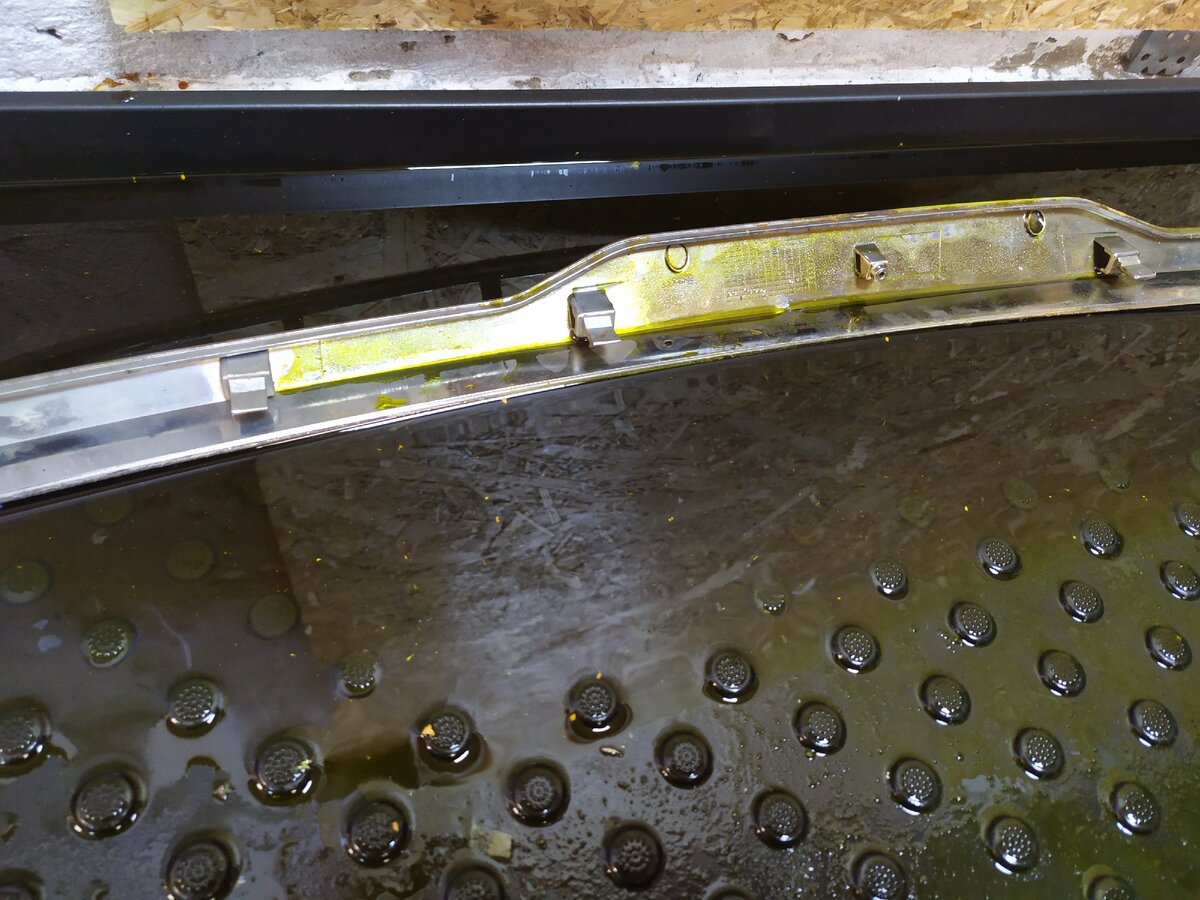 Залил состав и опустил рамку решетки радиатора в хлорное железо. 