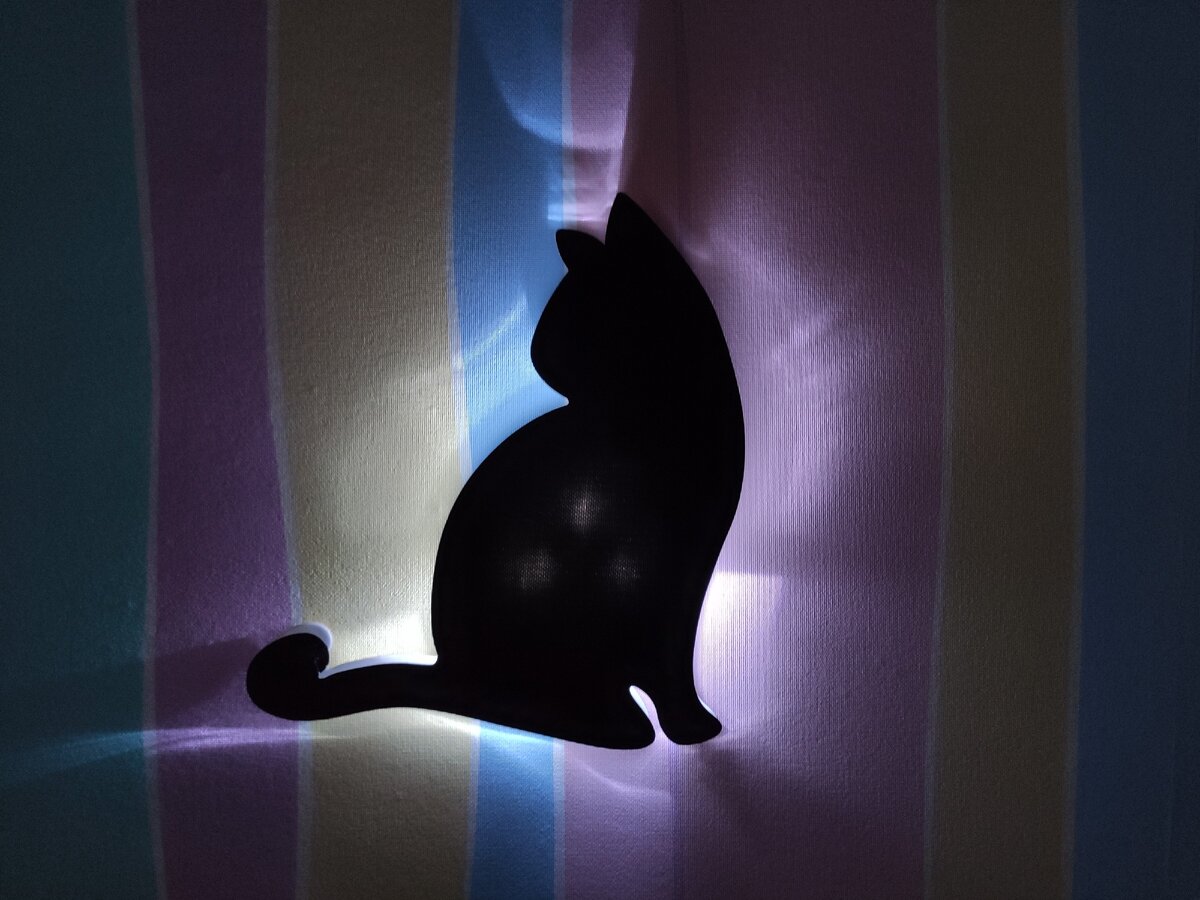 Эта изящная мурлыка поселилась над Сонечкиной кроватью