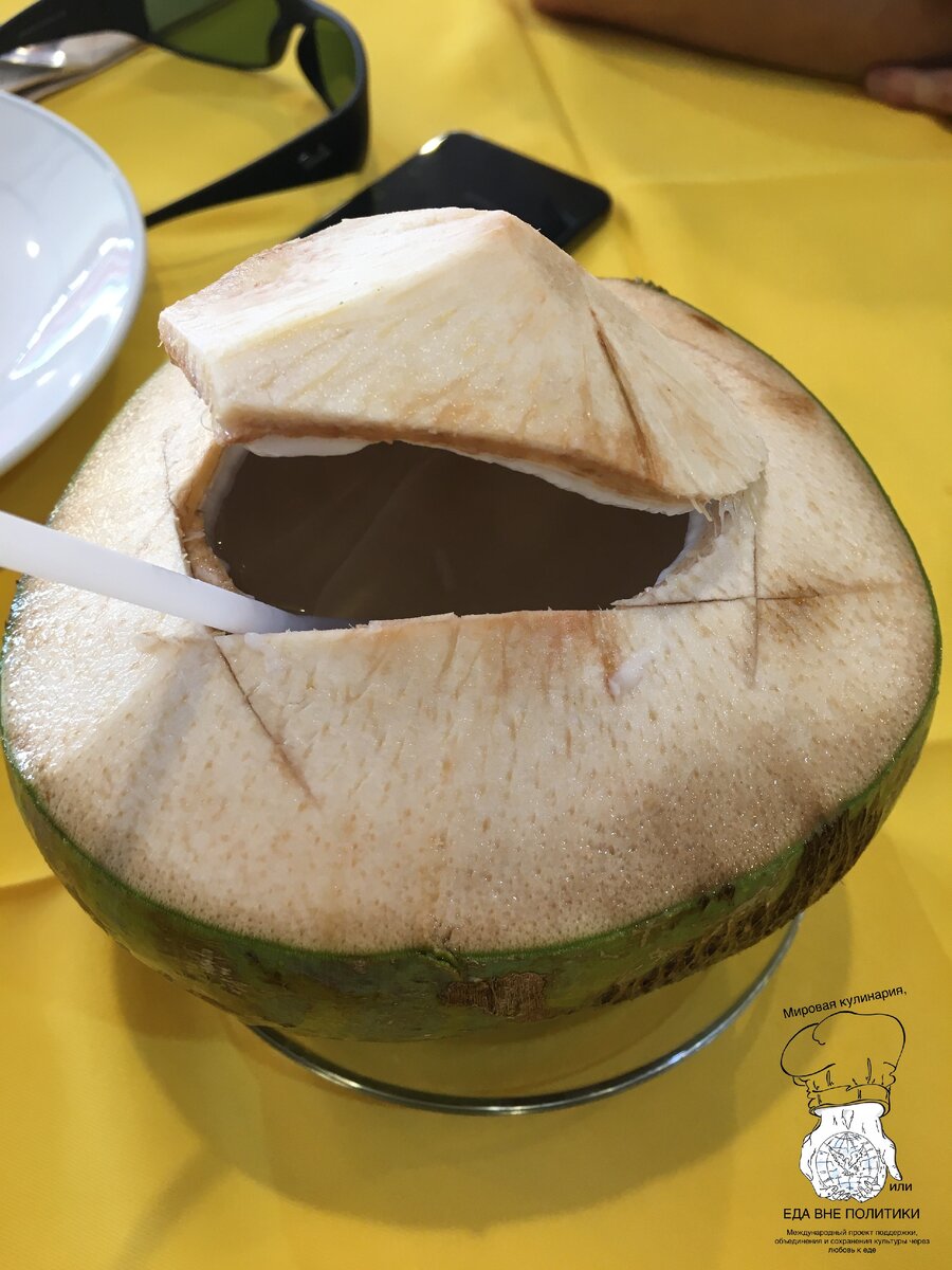 Когда жарко и очень хочется пить, спасает кокосовая вода!