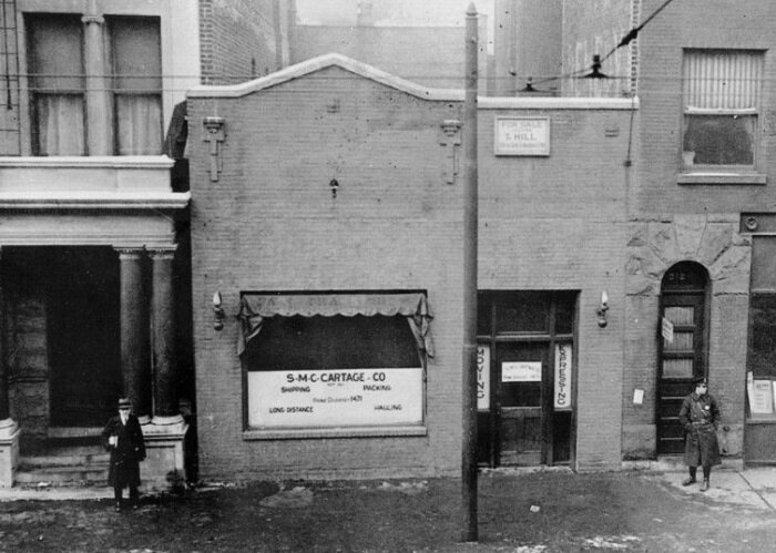 Тот самый гараж на Кларк Стрит 2212, где всё и произошло (это вход в гараж с улицы; ворота, в которые могли заезжать грузовые машины, находился с обратной стороны здания)