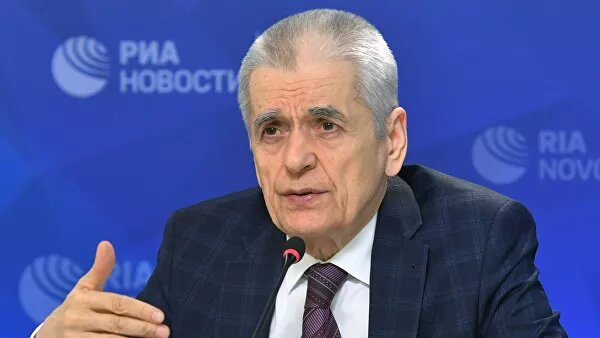 С политикой — а вернее, большой политикой — все несколько сложнее. Суть сводится к тому, что нынешняя история с разработкой вакцины рассматривается как показатель развитости державы и ее возможностей. Для создания (тем более ускоренного) фармпрепарата недостаточно просто выделить деньги. Необходимы уже наличествующие академические центры и научные кадры, причем соответствующего профессионального уровня. А также нужны структуры, способные максимально эффективно организовать процесс и оперативно решать возникающие проблемы.В подобном подходе действительно есть определенная сермяга. Однако в последние недели на Западе по отношению к России он получил откровенно неожиданный поворот.20 июля, 13:29Онищенко о "тайной вакцинации" элит от COVID: страшилки здесь не работаютПредставители деловой и политической элиты России еще в апреле получили экспериментальную вакцину от коронавируса, пишет Bloomberg. В интервью радио Sputnik депутат Госдумы, бывший главный санитарный врач Геннадий Онищенко прокомментировал эту информацию.С самого начала лидерами в разработке вакцины стали считаться три страны: США, Великобритания и Китай, раньше всех начавшие работу.В адрес России звучала скорее снисходительная интонация: что-то там русские, конечно, делают, но просто несерьезно рассчитывать, что они смогут посостязаться с самыми фармакологически развитыми странами.А The Wall Street Journal и вовсе назвал отечественный подход "вакцинным национализмом". Под этим словосочетанием подразумевалось, что наша страна в разработке препарата сделала ставку полностью на собственные ресурсы и даже посмела заявить, что ее приоритетом является сначала вакцинация россиян, а потом уже решение прочих задач.