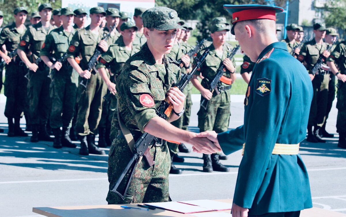 Что делают военнослужащие. Присяга. Военная присяга. Солдатская присяга. Принятие присяги.