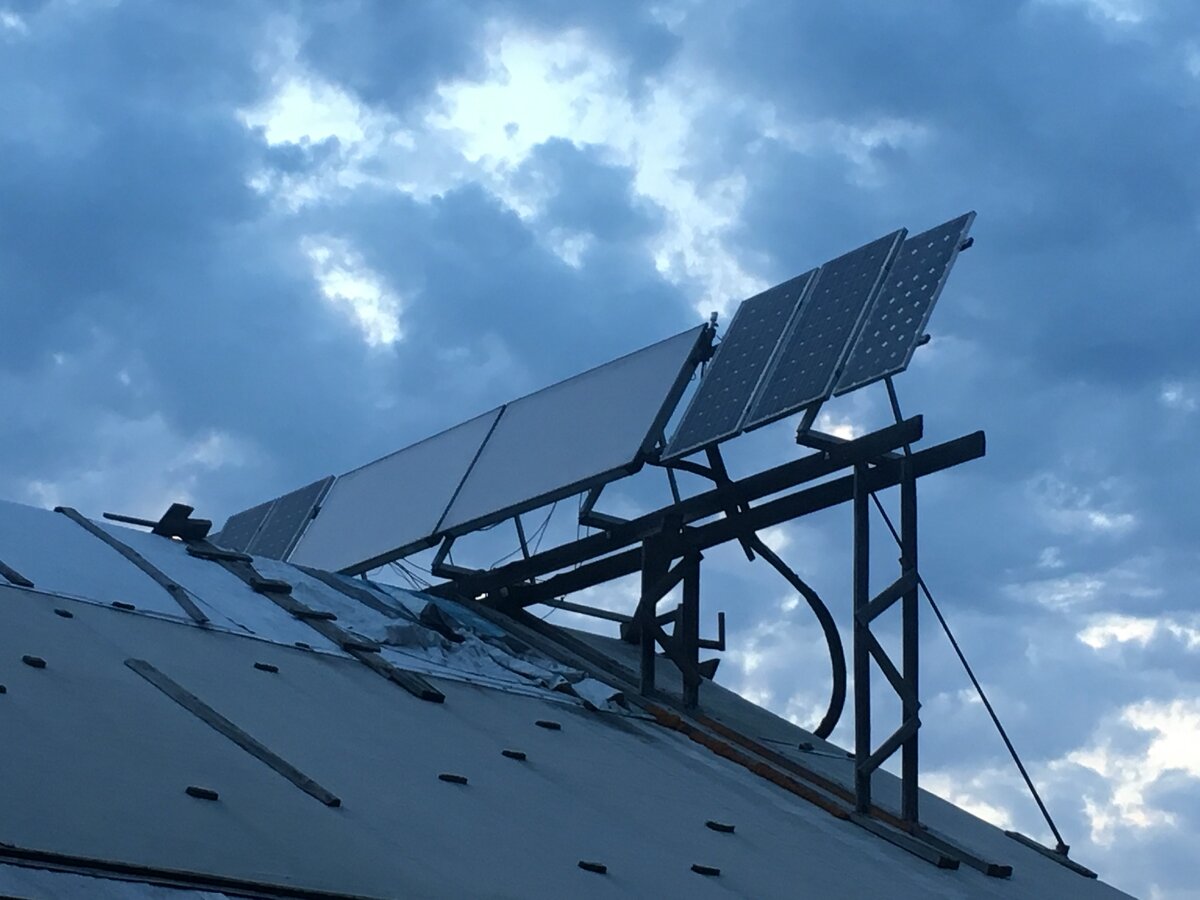 По краям - наши солнечные панели, которые заряжают аккумуляторы.
В центре - панели для нагрева воды. Дальше расскажу. 