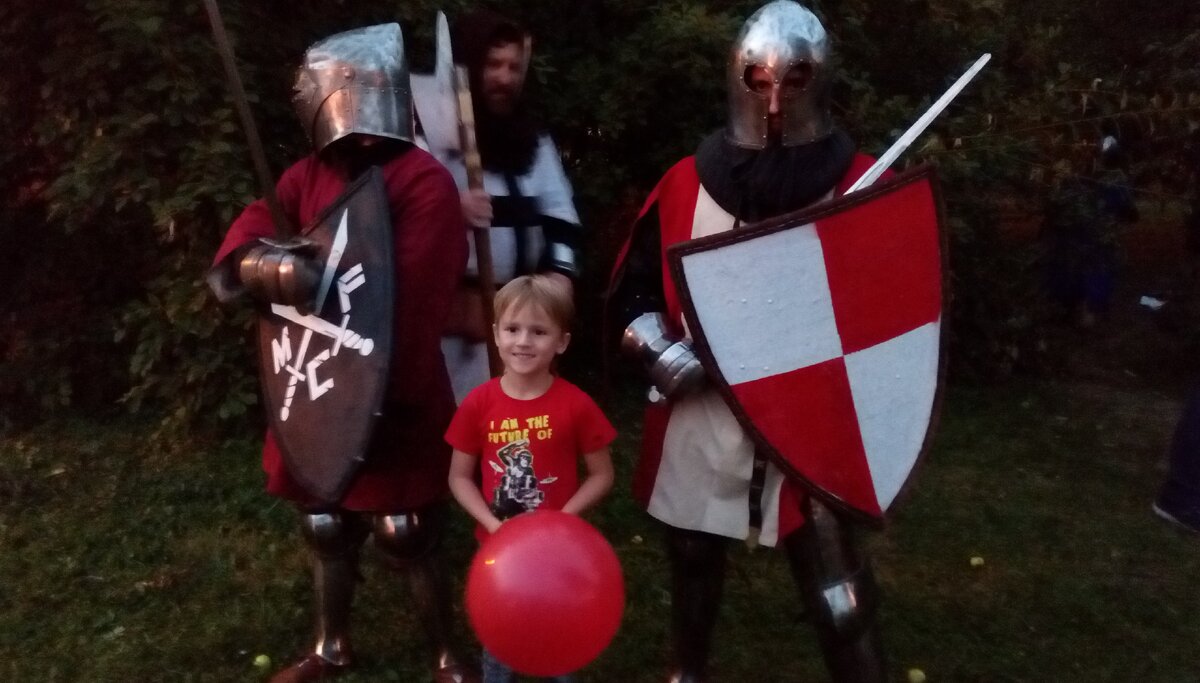 Очень много было желающих сфотографироваться с рыцарями.