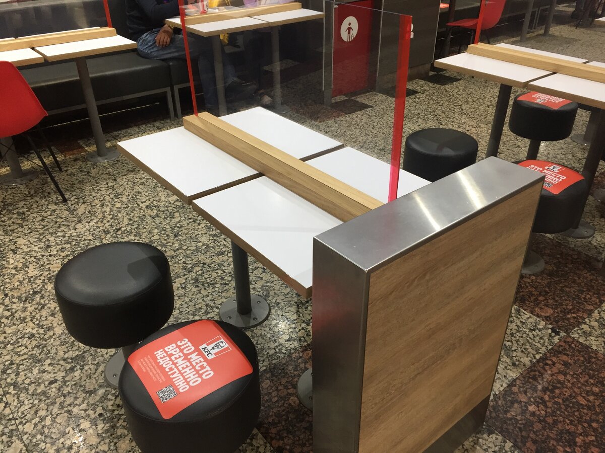 Два столика рядом и стекло посередине