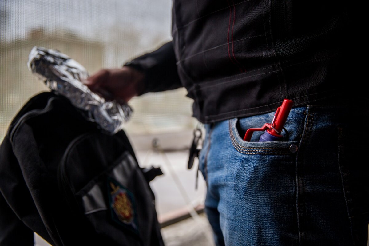 Граната в кармане. Взято из свободного источника - Яндекс картинки.