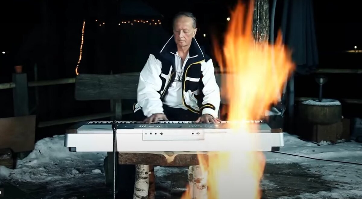 Идут белые снеги евгения евтушенко читать. Михаил задорнов идут белые снеги. Идут белые снеги. Снеги в исполнении задорнова. Снеги в исполнении задорнова.