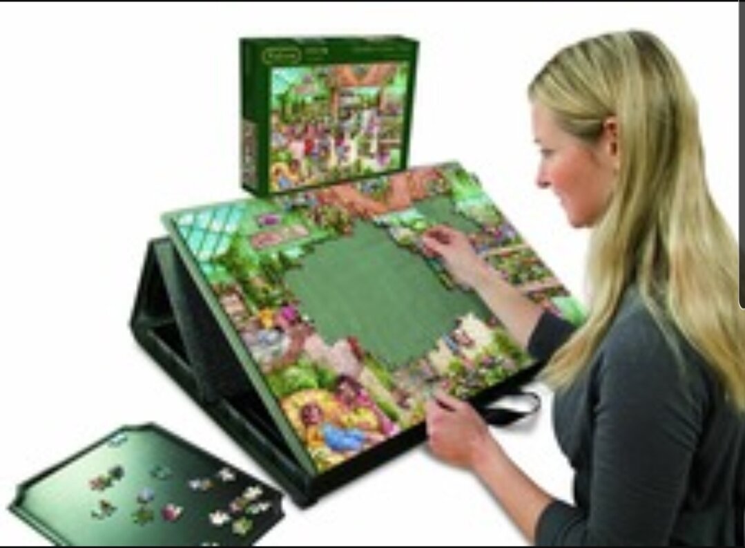 Собирает картину из пазлов по образцу.