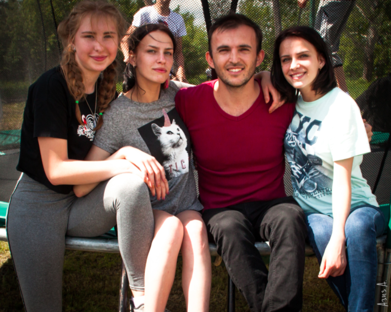 Я и другие ЗОЖницы на стадионе