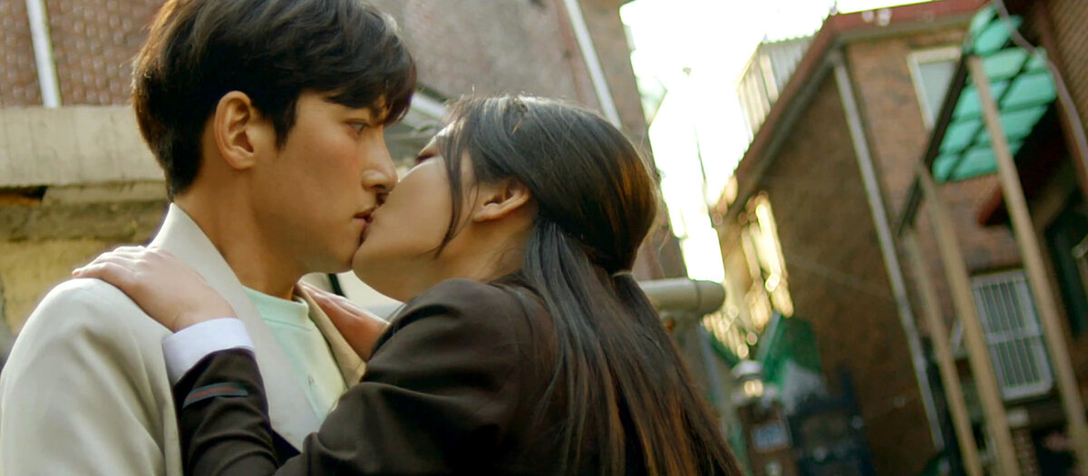 Скриншот  проблемной сцены из сериала SBS «Backstreet Rookie». Ученица старшей  школы Сэт-бёль целует взрослого мужчину-незнакомца. (SBS)
