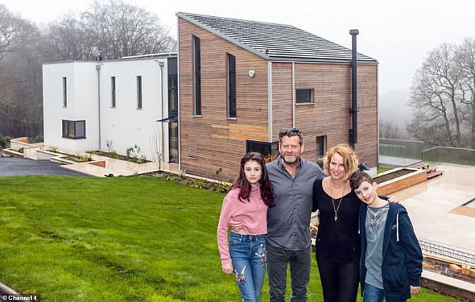 Счастливая семья на фоне особняка