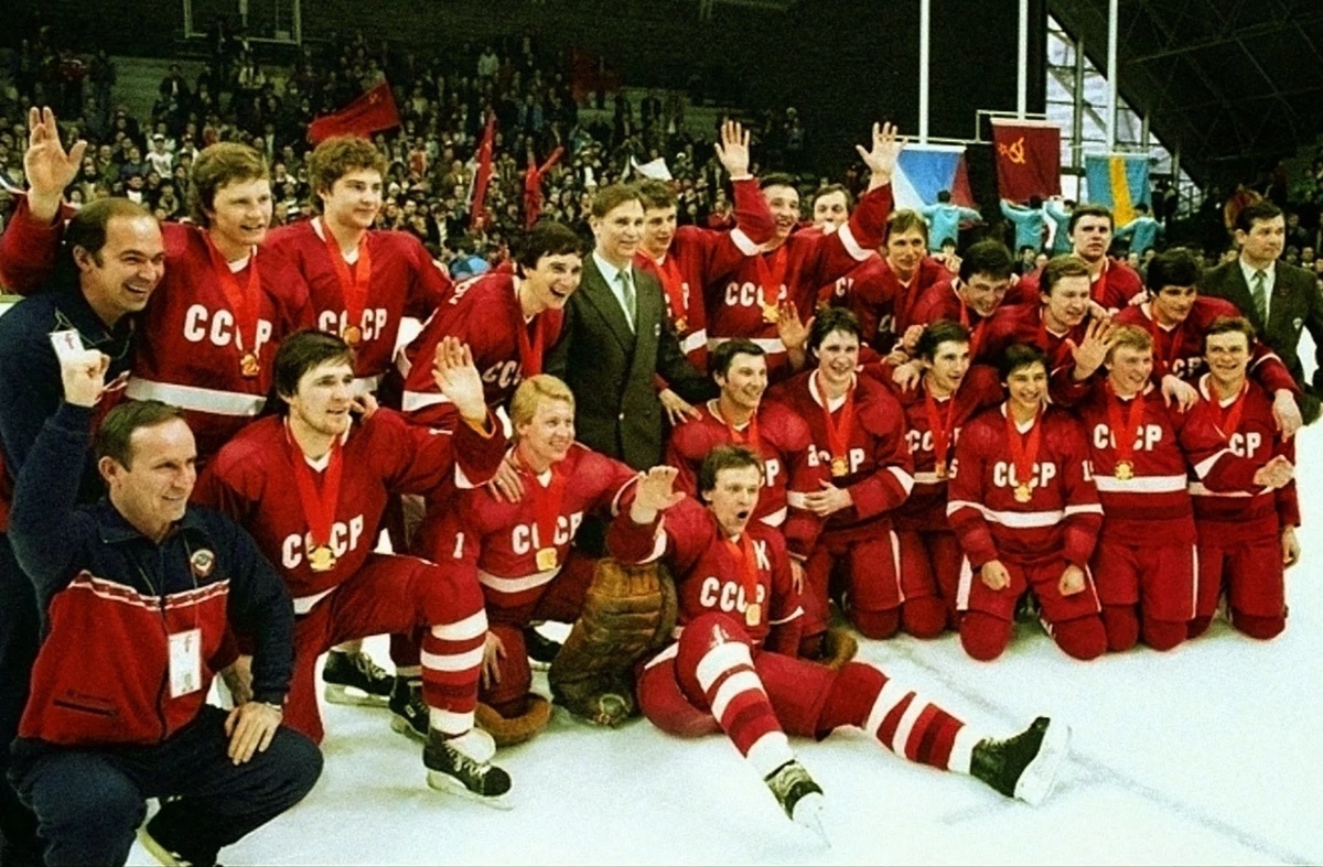 Сборная СССР радуется победе.