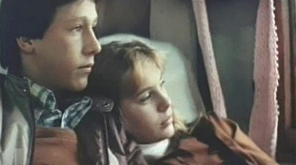 Главные герои фильма, Андрей и Наташа. Кадр из фильма "Всё наоборот". Источник фото - kino-teatr.ru