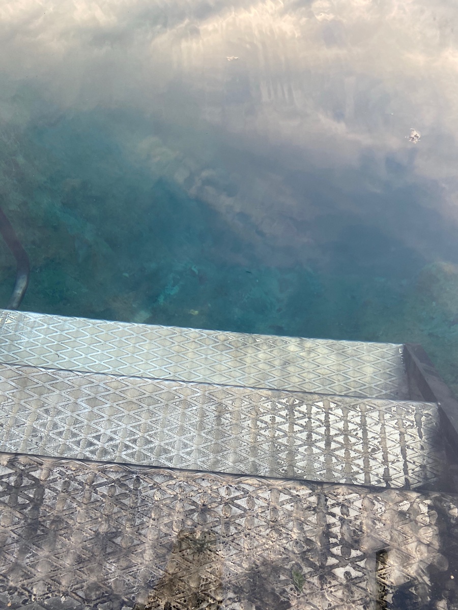 Ступеньки опускающиеся в Голубое озеро