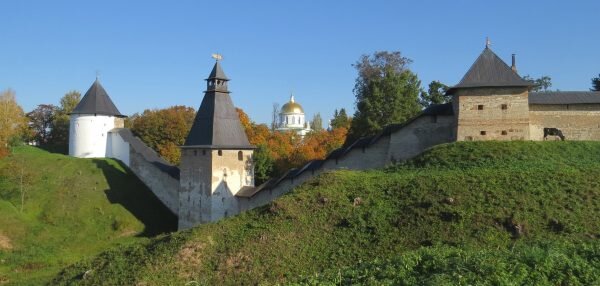 Стены Псково-Печерского монастыря — единственная в своём роде крепость, построенная в низине и повторяющая рельеф местности