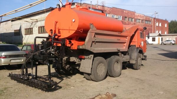 Описание модели

Оборудование устанавливается в кузов самосвала г.п. 10 тонн и более. Автомобиль дорабатывается, в частности устанавливается гидробак большей вместимости, протягиваются дополнительные гидролинии с быстроразъемными соединениями, монтируется дополнительное электрооборудование. В случаях, когда клиент не желает вносить изменения в конструкцию автомобиля, оборудование автогудронатора комплектуется дополнительной силовой установкой и становится автономным.
 Наличие опор быстросъемных определяется техническим заданием. В обязательном порядке опоры не входят в комплект оборудования автогудронатора в кузов самосвала, но мы рекомендуем своим клиентам включать их в свой заказ. Стоят они не дорого, 40 тыс. рублей, но имея в комплекте опоры быстросъема, вы получите возможность монтировать и демонтировать гудронаторное оборудование в кузов самосвала без помощи крановой установки.
 Во многом остальном, по принципу работы, техническим характеристикам и методам эксплуатации, оборудование гудронатора в кузов самосвала ничем не отличается от оборудования автог