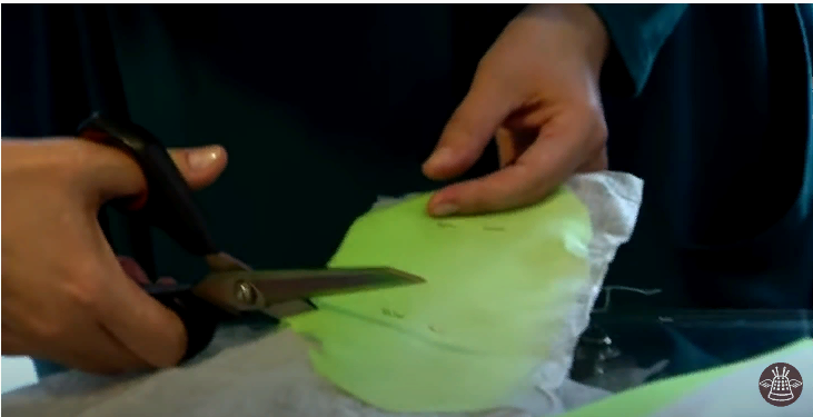 сложить шелк с паутинкой, сколоть и вырезать элементы аппликации