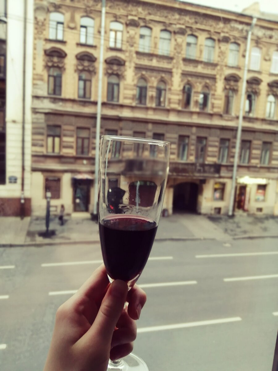 Пол бокала вина в отеле после перелёта в Питер